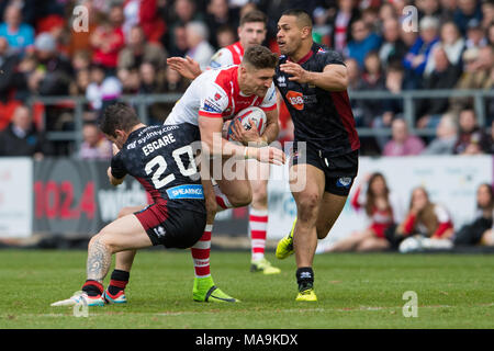 Saint Helens's Tom Makinson est abordé par Wigan Warriors Escare Morgan du 30 mars 2018 , totalement méchant stade , Merseyside, Angleterre ; Betfred Super League rugby, ronde 8, St Helens v Wigan Warriors. Banque D'Images