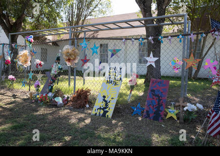 Mémorial de fortune à la première église baptiste de Sutherland Springs, Texas, aux 26 victimes d'une prise de masse à l'église en novembre 2017. Banque D'Images