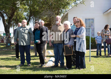 Les survivants de la Sutherland SPRINGS, TX, qui a fait la prise de vue de l'église 26 vit en novembre 2017 écouter l'extérieur de l'église en tant que sénateur américain John Cornyn parle de sa loi sur les cartes d'Fix, signée le 23 mars. Banque D'Images