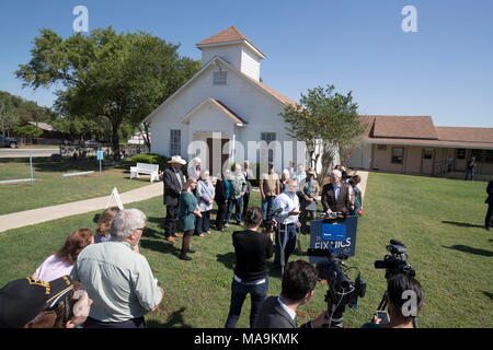 Le pasteur Frank Pomeroy de la First Baptist Church de Sutherland SPRINGS, TX, États-Unis Le Sénateur John Cornyn introduit, dont les cartes d'Fix Act a été entérinée le 23 mars. Un homme armé a tué 26 membres de la congrégation pendant au service en novembre 2017 FBC. Banque D'Images