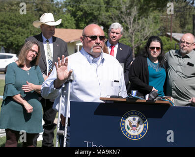 Le pasteur Frank Pomeroy de la First Baptist Church de Sutherland SPRINGS, TX, États-Unis Le Sénateur John Cornyn introduit, dont les cartes d'Fix Act a été entérinée le 23 mars. Un homme armé a tué 26 membres de la congrégation pendant au service en novembre 2017 FBC. Banque D'Images