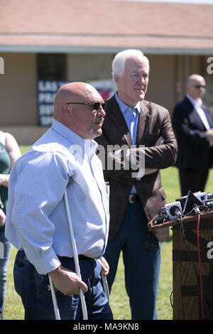 Le pasteur Frank Pomeroy de la First Baptist Church de Sutherland SPRINGS, TX, États-Unis Le Sénateur John Cornyn introduit, dont les cartes d'Fix Act a été entérinée le 23 mars. Un homme armé a tué 26 membres de la congrégation pendant au service en novembre 2017 FBC. Banque D'Images