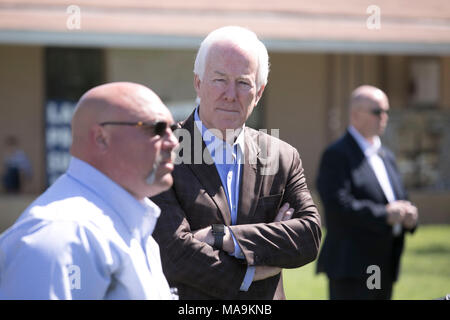 Le pasteur Frank Pomeroy de la First Baptist Church de Sutherland SPRINGS, TX, États-Unis Le Sénateur John Cornyn introduit, dont les cartes d'Fix Act a été entérinée le 23 mars. Un homme armé a tué 26 membres de la congrégation pendant au service en novembre 2017 FBC. Banque D'Images