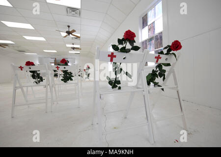 Intérieur de la première église baptiste de Sutherland SPRINGS, TX, est maintenant un mémorial aux 26 membres de la congrégation abattu durant le service en novembre 2017, avec une seule chaise blanche et rose rouge commémorant chaque victime. Banque D'Images