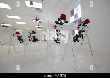 Intérieur de la première église baptiste de Sutherland SPRINGS, TX, est maintenant un mémorial aux 26 membres de la congrégation abattu durant le service en novembre 2017, avec une seule chaise blanche et rose rouge commémorant chaque victime. Banque D'Images