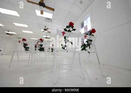 Intérieur de la première église baptiste de Sutherland SPRINGS, TX, est maintenant un mémorial aux 26 membres de la congrégation abattu durant le service en novembre 2017, avec une seule chaise blanche et rose rouge commémorant chaque victime. Banque D'Images