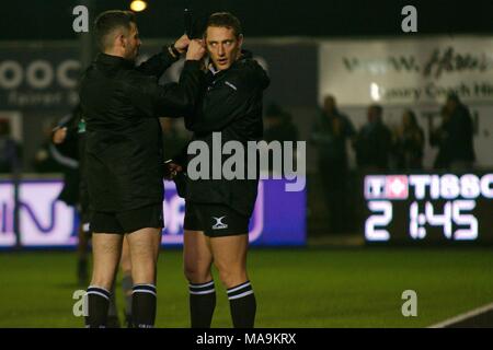 Newcastle Upon Tyne, Angleterre, 30 mars 2018. Les arbitres assistants Andrew renfort et Frank Murphy embouts de réglage dans l'attente d'un coup à prendre au cours de la Newcastle Falcons contre Brive quart-de-finale de l'European Challenge Cup à Kingston Park. Crédit : Colin Edwards/Alamy Live News. Banque D'Images