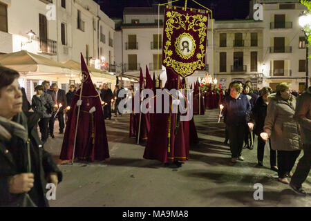 Benissa, Espagne, 30 mars 2018. Les gens se rassemblent et portent des statues de recréer des scènes de la crucifixion de Jésus pour le Vendredi Saint Pâques procession à travers les rues de Benissa, Alicante province, Spain. Des processions semblables à cela se produire dans la plupart des villages et villes dans toute l'Espagne sur chaque jour de la semana santa, ou la semaine de Pâques. Crédit photo : RICH BOWEN Banque D'Images