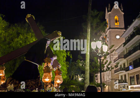 Benissa, Espagne, 30 mars 2018. Les gens se rassemblent et portent des statues de recréer des scènes de la crucifixion de Jésus pour le Vendredi Saint Pâques procession à travers les rues de Benissa, Alicante province, Spain. Des processions semblables à cela se produire dans la plupart des villages et villes dans toute l'Espagne sur chaque jour de la semana santa, ou la semaine de Pâques. Crédit photo : RICH BOWEN Banque D'Images