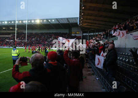 Llanelli, Royaume-Uni, 30 Mar 2018. Scarlets fans célèbrent après le match que les Scarlets les joueurs ne un tour d'honneur. Scarlets v La Rochelle, quart de finale de la Coupe des Champions de l'incident enregistrées correspondent au Parc y Scarlets de Llanelli, Galles du Sud Le vendredi 30 mars 2018. Photo par Andrew Verger/Alamy Live News Banque D'Images