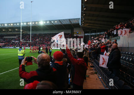 Llanelli, Royaume-Uni, 30 Mar 2018. Scarlets fans célèbrent après le match que les Scarlets les joueurs ne un tour d'honneur.Scarlets v La Rochelle, quart de finale de la Coupe des Champions de l'incident enregistrées correspondent au Parc y Scarlets de Llanelli, Galles du Sud Le vendredi 30 mars 2018. Photo par Andrew Verger/Alamy Live News Banque D'Images