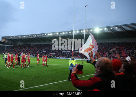 Llanelli, Royaume-Uni, 30 Mar 2018. Scarlets fans célèbrent après le match que les Scarlets les joueurs ne un tour d'honneur.Scarlets v La Rochelle, quart de finale de la Coupe des Champions de l'incident enregistrées correspondent au Parc y Scarlets de Llanelli, Galles du Sud Le vendredi 30 mars 2018. Photo par Andrew Verger/Alamy Live News Banque D'Images