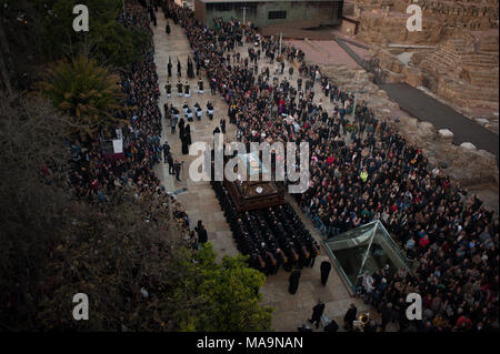 Malaga, Espagne. 30Th Mar, 2018. Une vue générale de la procession des pénitents avec ''epulcro» la fraternité et les gens qui regardent la procession pendant la Semaine Sainte de Malaga. La Semaine Sainte en Andalousie est un sur le plus important et célèbre la fête religieuse de l'Espagne. Chaque année, des milliers de fidèles chrétiens célèbrent la Semaine Sainte de Pâques avec la crucifixion et la résurrection de Jésus Christ. Credit : Jésus Merida/SOPA Images/ZUMA/Alamy Fil Live News Banque D'Images