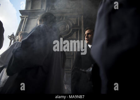 Granada, Espagne. 30Th Mar, 2018. Un des hommes de ''La soledad'' de fraternité vu pendant le Vendredi saint procession.Chaque année, des milliers de chrétiens croyants célèbre la Semaine Sainte de Pâques avec la crucifixion et la résurrection de Jésus Christ. Crédit : Carlos Gil/SOPA Images/ZUMA/Alamy Fil Live News Banque D'Images