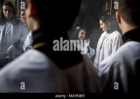 Granada, Espagne. 30Th Mar, 2018. Servants d'autel dans ''La soledad'' de fraternité au cours de la procession du Vendredi Saint à Grenade.Chaque année, des milliers de chrétiens croyants célèbre la Semaine Sainte de Pâques avec la crucifixion et la résurrection de Jésus Christ. Crédit : Carlos Gil/SOPA Images/ZUMA/Alamy Fil Live News Banque D'Images