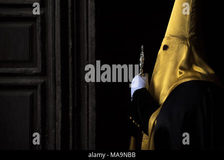 Granada, Espagne. 30Th Mar, 2018. Pénitent dans ''La soledad'' ''la fraternité dans le Monastère Jeronimos'' avant de prendre part à la procession du Vendredi Saint.Chaque année, des milliers de chrétiens croyants célèbre la Semaine Sainte de Pâques avec la crucifixion et la résurrection de Jésus Christ. Crédit : Carlos Gil/SOPA Images/ZUMA/Alamy Fil Live News Banque D'Images