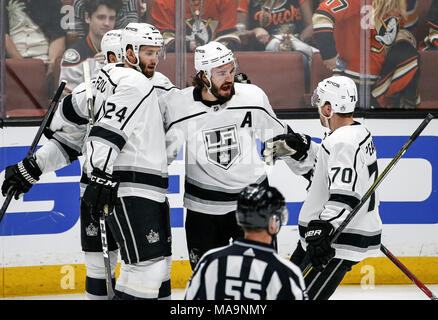 Los Angeles, Californie, USA. 30Th Mar, 2018. Los Angeles Kings célèbrent leur but contre Anaheim Ducks 2017-2018 au cours d'un match de hockey à Anaheim, Californie, le 30 mars 2018. Les Ducks 2-1 en prolongation. Ringo : crédit Chiu/ZUMA/Alamy Fil Live News Banque D'Images