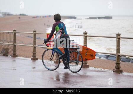 Hastings, East Sussex, UK. Mar 31, 2018. Météo France : intermitent de pluie dans la ville balnéaire de Hastings ce matin avec un bon nombre de gens dehors et environ se protégeant avec des parasols. La météo est prévu afin d'égayer un peu plus tard dans la journée. Crédit photo : Paul Lawrenson / Alamy Live News Banque D'Images