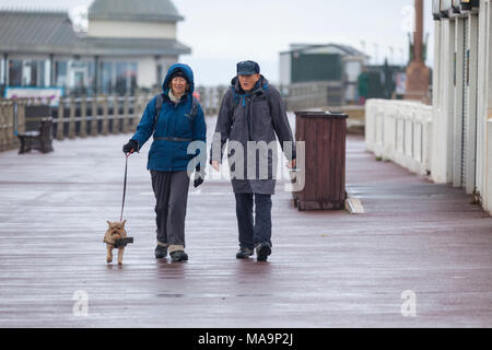 Hastings, East Sussex, UK. Mar 31, 2018. Météo France : intermitent de pluie dans la ville balnéaire de Hastings ce matin avec un bon nombre de gens dehors et environ se protégeant avec des parasols. La météo est prévu afin d'égayer un peu plus tard dans la journée. Crédit photo : Paul Lawrenson / Alamy Live News Banque D'Images