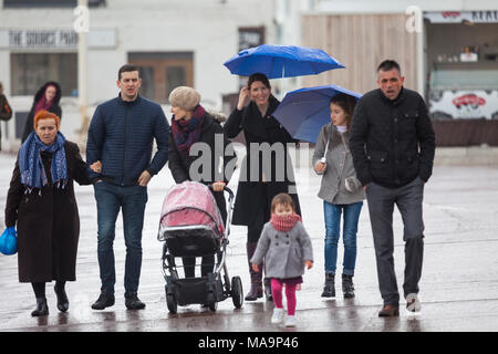 Hastings, East Sussex, UK. Mar 31, 2018. Météo France : intermitent de pluie dans la ville balnéaire de Hastings ce matin avec un bon nombre de gens dehors et environ se protégeant avec des parasols. La météo est prévu afin d'égayer un peu plus tard dans la journée. Crédit photo : Paul Lawrenson / Alamy Live News Banque D'Images