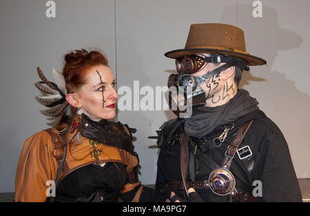 Steampunk rétrofuturiste des praticiens de l'esthétique technologique à Manchester, Royaume-Uni, mars 2018.TimeQuake Steampunk Festival, week-end à l'Asylum, le plus grand festival de punk à vapeur de la planète où une ville devient la capitale des costumes de Wasteland pendant quatre jours.La Victorian Steampunk Society s'est associée au Bowlers Exhibition Centre de Manchester et aux organisateurs de for the Love of Sci Fi pour créer une exposition Cosplay.Crédit : MediaWorldImages/AlamyLiveNews Banque D'Images