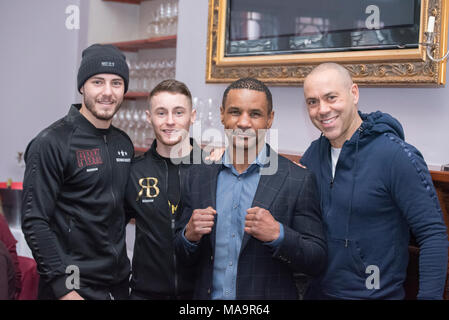 Park House Restaurant, Cardiff, 31 mars 2018 : Josh Kelly et Ryan Burnett qui se battent sur l'undercard à Josué v Parker ce soir rencontrez l'ancien champion du monde poids plumes Steve Robinson lors d'un événement à Cardiff Banque D'Images