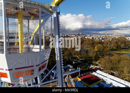 Paris, France. 30Th Mar, 2018. Avec 350 et 80 attractions manèges, la Foire du Trône est la plus grande fête foraine de France. Elle a lieu sur la pelouse de Reuilly à Paris du 30 mars au 27 mai 2018. Credit : Bernard Menigault/Alamy Live News Banque D'Images