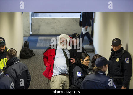 Washington, District de Columbia, Etats-Unis. 13 Décembre, 2017. Un homme habillé en père Noël est détenue par United States Capitol Police au Capitole à Washington, DC Crédit : Alex Edelman/ZUMA/Alamy Fil Live News Banque D'Images