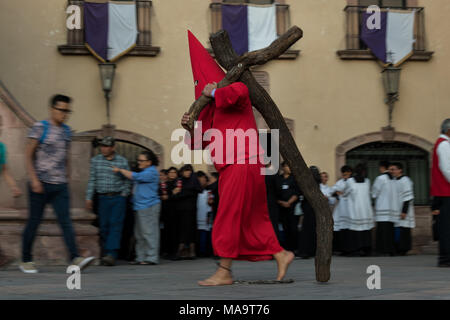 Queretaro, Mexique, 31 Mar 2018. Pénitents cagoulés procéder croix de bois qu'ils commencent la Procession du Silence dans les rues le vendredi saint pendant la Semaine Sainte, le 30 mars 2018, à Querétaro, au Mexique. Les pénitents, connu sous le nom de Nazaréens, supporter la lourde croix et chaînes d'entraînement à 4 heures d'mars en mémoire de la passion du Christ. Credit : Planetpix/Alamy Live News Banque D'Images