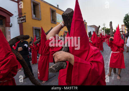 Queretaro, Mexique, 31 Mar 2018. Pénitents cagoulés procéder croix de bois pendant la Procession du Silence dans les rues le vendredi saint pendant la Semaine Sainte, le 30 mars 2018, à Querétaro, au Mexique. Les pénitents, connu sous le nom de Nazaréens, supporter la lourde croix et chaînes d'entraînement à 4 heures d'mars en mémoire de la passion du Christ. Credit : Planetpix/Alamy Live News Banque D'Images