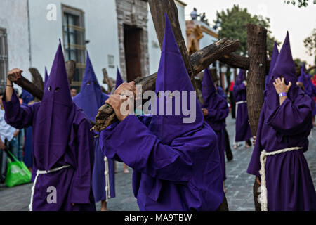 Queretaro, Mexique, 31 Mar 2018. Pénitents cagoulés pendant la Procession du Silence dans les rues le vendredi saint pendant la Semaine Sainte, le 30 mars 2018, à Querétaro, au Mexique. Les pénitents, connu sous le nom de Nazaréens, portant de lourdes croix et chaînes d'entraînement à 4 heures d'mars à revivre la douleur et les souffrances au cours de la passion du Christ. Credit : Planetpix/Alamy Live News Banque D'Images