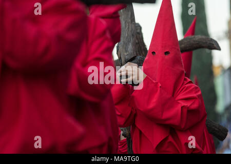 Queretaro, Mexique, 31 Mar 2018. Pénitents cagoulés portant une lourde croix de bois à travers les rues de la ville pendant la Procession du Silence dans le cadre de la Semaine Sainte 30 mars 2018, à Querétaro, au Mexique. Les pénitents, connu sous le nom de Nazaréens, portant de lourdes croix et chaînes d'entraînement à 4 heures d'mars à recréer la douleur et les souffrances au cours de la passion du Christ. Credit : Planetpix/Alamy Live News Banque D'Images