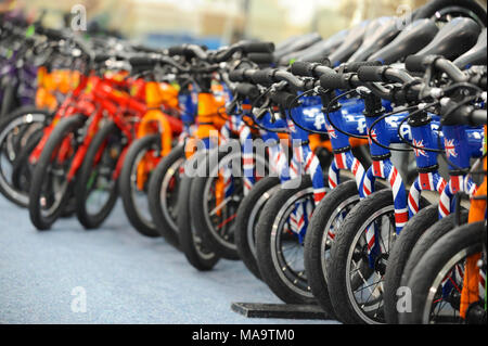 Londres, Royaume-Uni, 31 Mar 2018. Une pile d'enfants vélos à Lee Valley VeloPark. cyclisme rack pour les Jeux de 2012 à Londres et a déjà accueilli les Championnats du Monde UCI sur piste et d'autres grandes épreuves cyclistes. Crédit : Michael Preston/Alamy Live News Banque D'Images