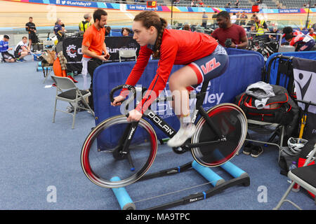 Londres, Royaume-Uni, 31 Mar 2018. Catherine Coley (VC Londres CC) se réchauffer sur une route roulante avant le début de la Plein gaz Le Vendredi saint le cyclisme sur piste rencontrez, Lee Valley VeloPark, Londres, Royaume-Uni. cyclisme rack pour t Crédit : Michael Preston/Alamy Live News Banque D'Images