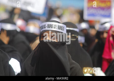 Mumbai, Inde. Mar 31, 2018. Des milliers de femmes musulmanes vêtues de la burqa noire ont organisé une marche de protestation à l'Azad Maidan, exigeant le retrait de la loi interdisant "Triple Talâq" adoptée par 2017.Organized Lok Sabha en décembre dernier par le All India Muslim Personal Law Board (AIMPLB), aile des femmes et décrit comme le ''premier exclusif, la protestation de femmes musulmanes rejetant le projet de loi et d'appuyer les lois de la charia'' il a suscité d'énormes réponse de femmes musulmanes à travers le pays. Les femmes portaient des pancartes proclamant haut et fort leurs revendications avec des slogans opposés à la M Banque D'Images