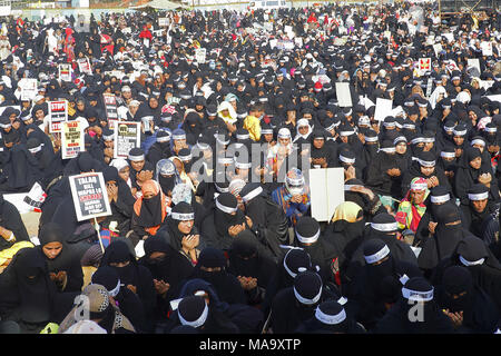 Mumbai, Inde. Mar 31, 2018. Des milliers de femmes musulmanes vêtues de la burqa noire ont organisé une marche de protestation à l'Azad Maidan, exigeant le retrait de la loi interdisant "Triple Talâq" adoptée par 2017.Organized Lok Sabha en décembre dernier par le All India Muslim Personal Law Board (AIMPLB), aile des femmes et décrit comme le ''premier exclusif, la protestation de femmes musulmanes rejetant le projet de loi et d'appuyer les lois de la charia'' il a suscité d'énormes réponse de femmes musulmanes à travers le pays. Les femmes portaient des pancartes proclamant haut et fort leurs revendications avec des slogans opposés à la M Banque D'Images