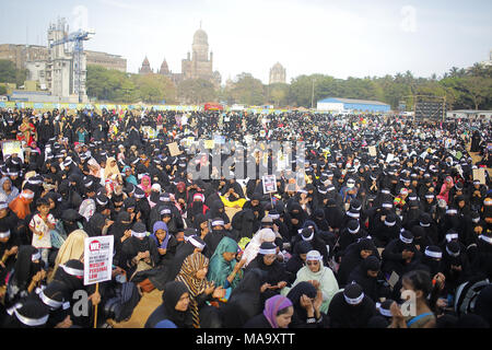 Mumbai, Inde. Mar 31, 2018. Des milliers de femmes musulmanes vêtues de la burqa noire ont organisé une marche de protestation à l'Azad Maidan, exigeant le retrait de la loi interdisant "Triple Talâq" adoptée par 2017.Organized Lok Sabha en décembre dernier par le All India Muslim Personal Law Board (AIMPLB), aile des femmes et décrit comme le ''premier exclusif, la protestation de femmes musulmanes rejetant le projet de loi et d'appuyer les lois de la charia'' il a suscité d'énormes réponse de femmes musulmanes à travers le pays. Les femmes portaient des pancartes proclamant haut et fort leurs revendications avec des slogans opposés à la M Banque D'Images