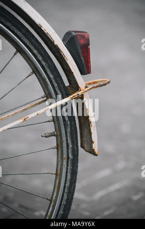 Détail de la roue arrière et garde-boue rouillée d'un vieux vélo Banque D'Images