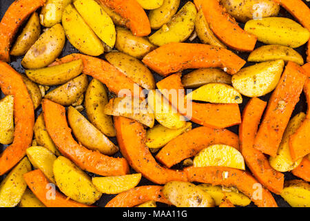 Pommes de terre en tranches et la citrouille pour la cuisson au four. Studio Photo Banque D'Images