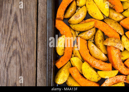 Pommes de terre en tranches et la citrouille pour la cuisson au four. Studio Photo Banque D'Images