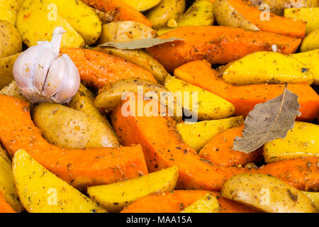 Pommes de terre en tranches et la citrouille pour la cuisson au four. Studio Photo Banque D'Images