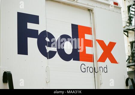 Close-up de logo sur l'arrière d'un Federal Express (FedEx), masse des camions de livraison à Manhattan, New York City, New York, le 15 septembre 2017. () Banque D'Images