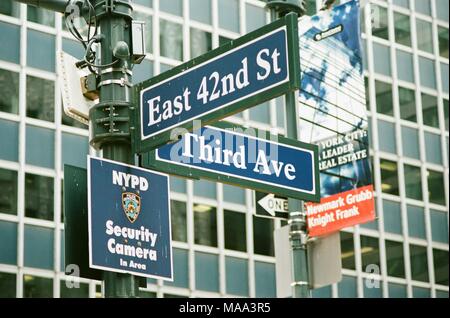 Signalisation routière pour l'intersection de la 42e Rue et 3e Avenue à Manhattan, New York City, New York, avec surveillance de la police de signer également visible, le 15 septembre 2017. () Banque D'Images