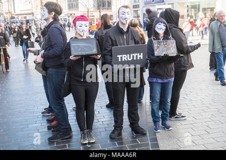 La démonstration,sur,la rue de l'Église,PAR,,militants pour les sans-voix anonyme,contre,une usine, une ferme,production,Liverpool, Angleterre,English,UK,Royaume-Uni, Grande-Bretagne, Banque D'Images