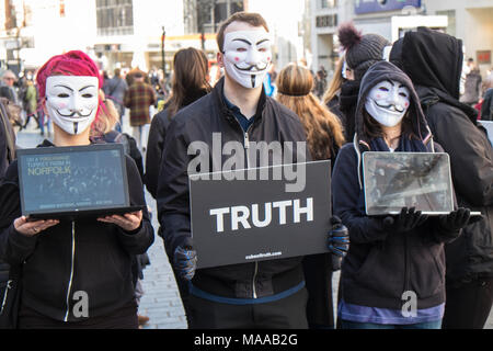 La démonstration,sur,la rue de l'Église,PAR,,militants pour les sans-voix anonyme,contre,une usine, une ferme,production,Liverpool, Angleterre,English,UK,Royaume-Uni, Grande-Bretagne, Banque D'Images