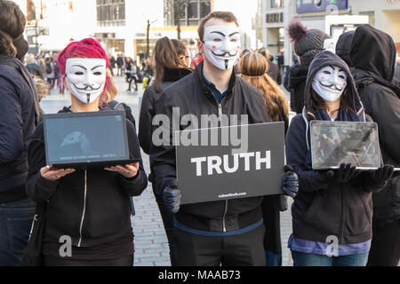 La démonstration,sur,la rue de l'Église,PAR,,militants pour les sans-voix anonyme,contre,une usine, une ferme,production,Liverpool, Angleterre,English,UK,Royaume-Uni, Grande-Bretagne, Banque D'Images