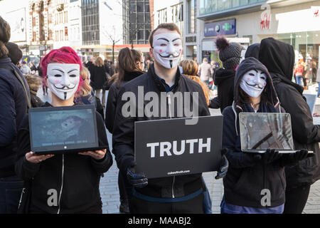 La démonstration,sur,la rue de l'Église,PAR,,militants pour les sans-voix anonyme,contre,une usine, une ferme,production,Liverpool, Angleterre,English,UK,Royaume-Uni, Grande-Bretagne, Banque D'Images