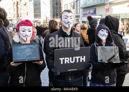 La démonstration,sur,la rue de l'Église,PAR,,militants pour les sans-voix anonyme,contre,une usine, une ferme,production,Liverpool, Angleterre,English,UK,Royaume-Uni, Grande-Bretagne, Banque D'Images