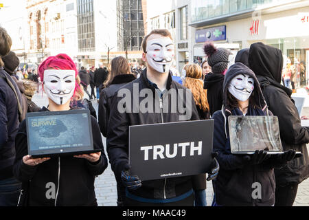 La démonstration,sur,la rue de l'Église,PAR,,militants pour les sans-voix anonyme,contre,une usine, une ferme,production,Liverpool, Angleterre,English,UK,Royaume-Uni, Grande-Bretagne, Banque D'Images