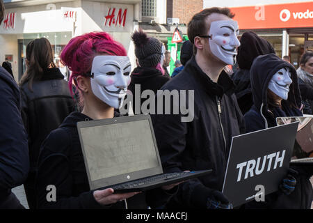 La démonstration,sur,la rue de l'Église,PAR,,militants pour les sans-voix anonyme,contre,une usine, une ferme,production,Liverpool, Angleterre,English,UK,Royaume-Uni, Grande-Bretagne, Banque D'Images